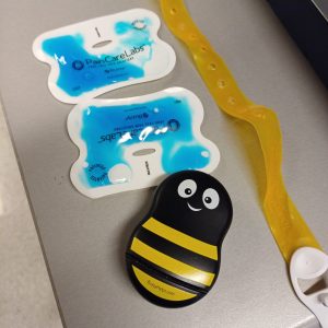 Een buzzybee om een jonge patiënt af te leiden tijdens het prikken - Maasstad ziekenhuis