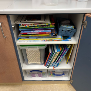 Foto van afleidingsboekjes in de kast van de behandelingskamer - Sophia kinderziekenhuis