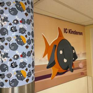 Foto van de Olli versiering op de muren IC kinderen afdeling Sophia kinderziekenhuis