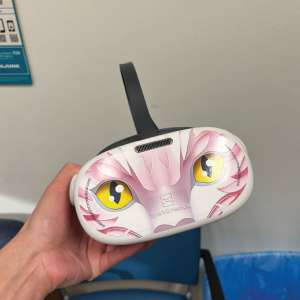 Foto van een VR-bril die wordt ingezet bij jonge patiënten voor bijvoorbeeld afleiding of geruststelling - Sophia kinderziekenhuis