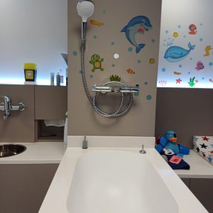 Muurstickers in de behandelkamer waar de wondzorg bij jonge patiënten gedaan wordt - Maasstad ziekenhuis