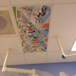 Speelse tekening boven het ziekenhuisbed zodat de jonge patiënt afgeleid wordt tijdens behandelingen - Maasstad ziekenhuis